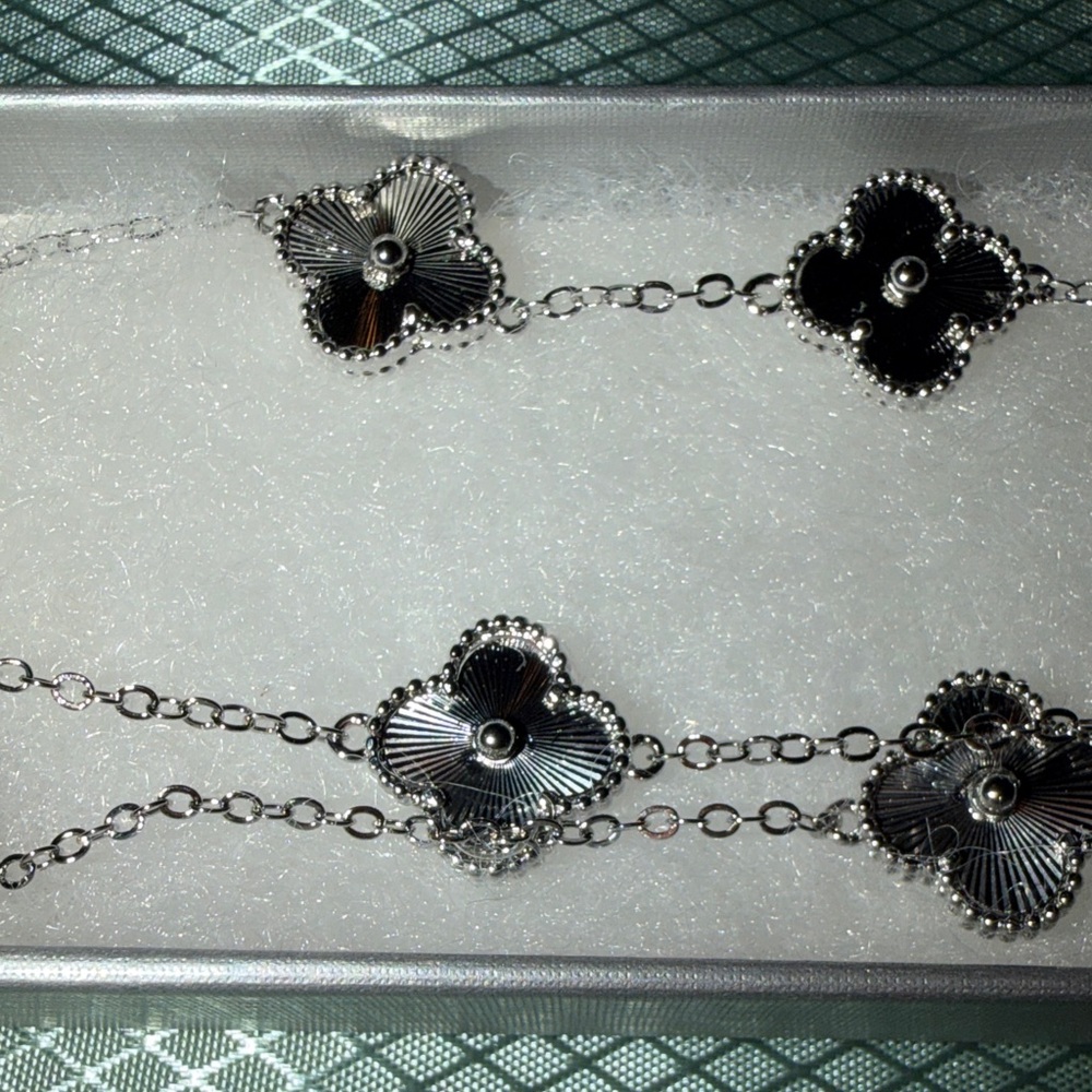 Siver clover Chain Necklace and matching bracelet